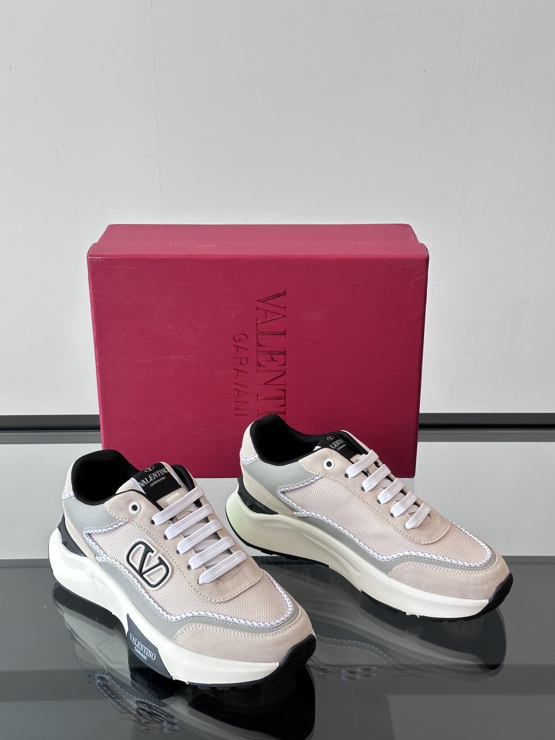 valentino华伦天奴新款休闲运动男鞋厚底 轻底 休闲鞋👟，这是一对超级超级百搭的轻量老爹鞋，这个鞋