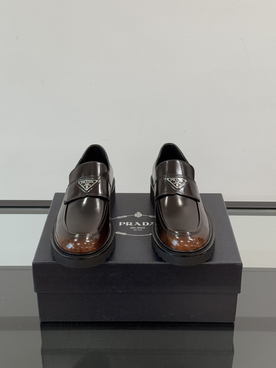 Prada/普拉达新款亮面皮革乐福鞋，采用意大利进口开边珠鞋面，套脚乐福鞋款式，大块拼接设计，耐穿不变形