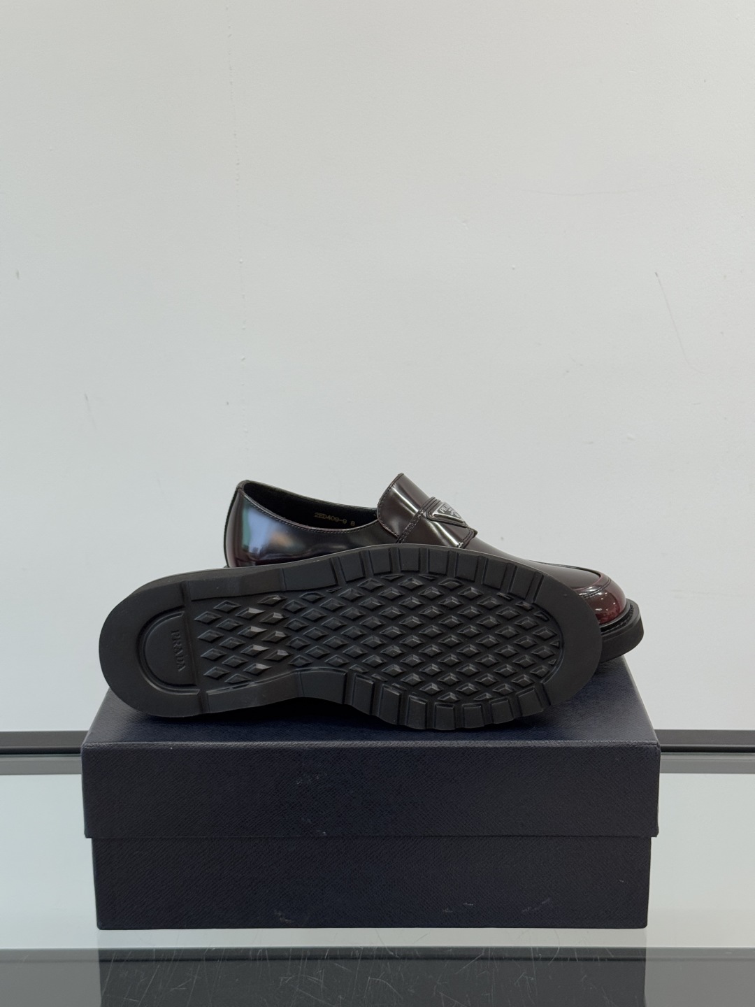Prada/普拉达新款亮面皮革乐福鞋，采用意大利进口开边珠鞋面，套脚乐福鞋款式，大块拼接设计，耐穿不变形