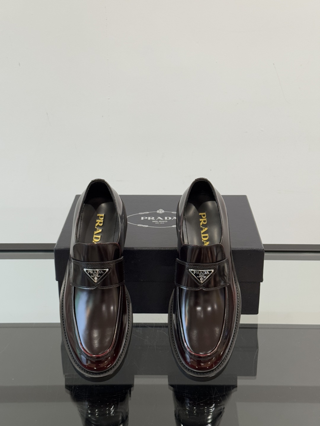 Prada/普拉达新款亮面皮革乐福鞋，采用意大利进口开边珠鞋面，套脚乐福鞋款式，大块拼接设计，耐穿不变形