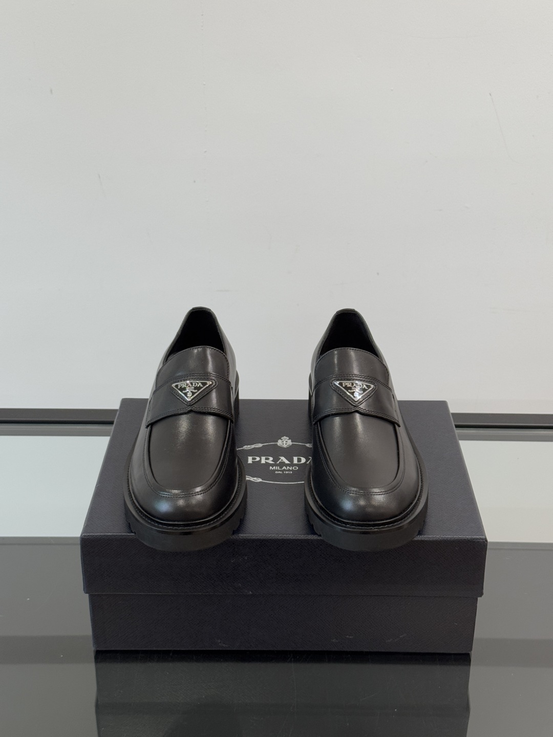 Prada/普拉达新款亮面皮革乐福鞋，采用意大利进口开边珠鞋面，套脚乐福鞋款式，大块拼接设计，耐穿不变形