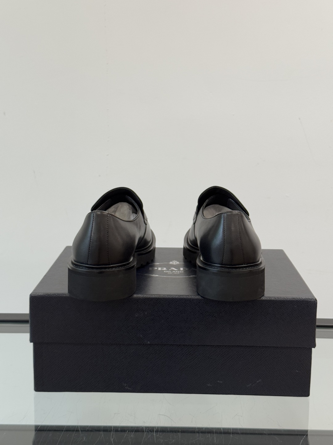 Prada/普拉达新款亮面皮革乐福鞋，采用意大利进口开边珠鞋面，套脚乐福鞋款式，大块拼接设计，耐穿不变形