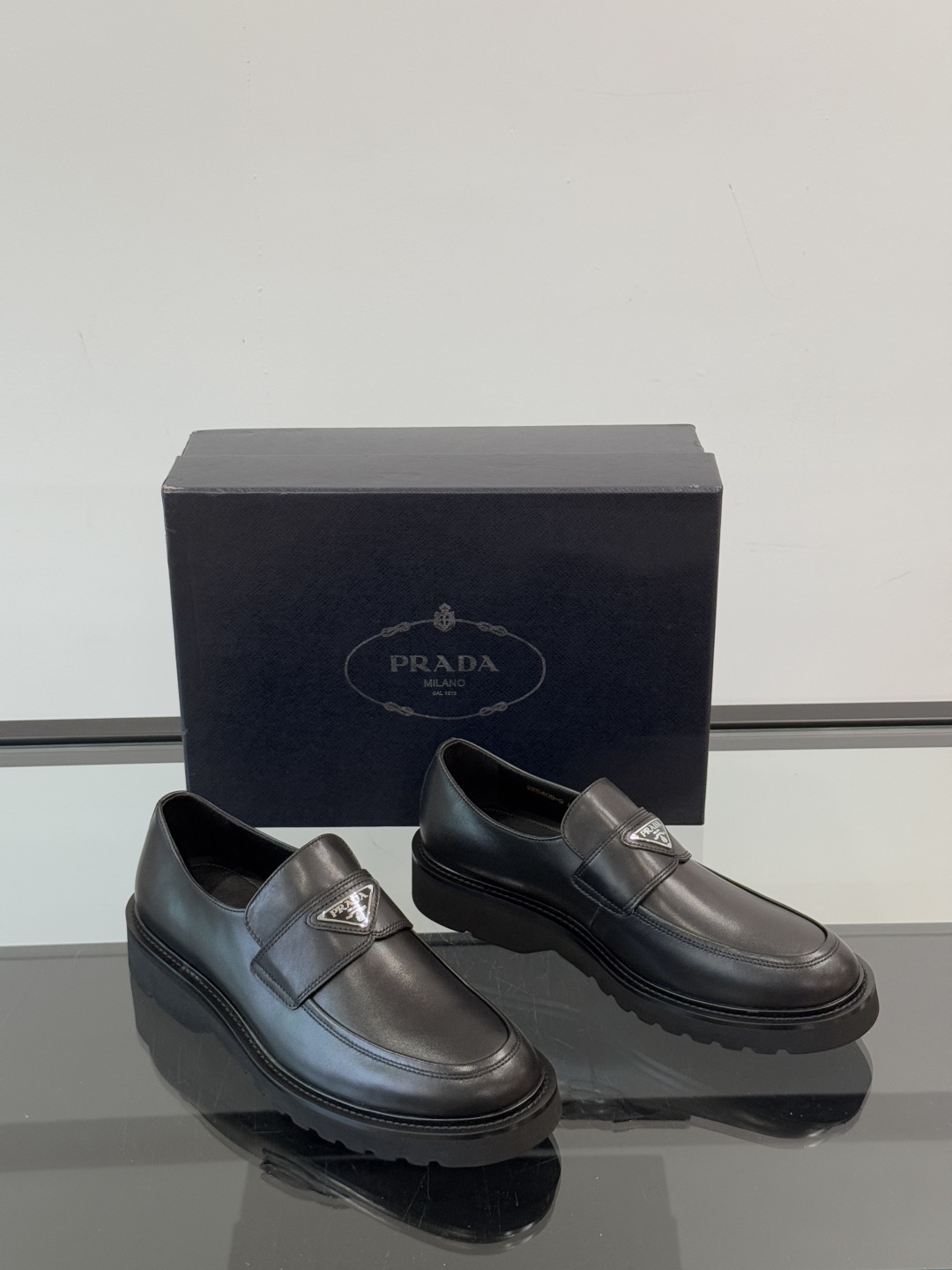 Prada/普拉达新款亮面皮革乐福鞋，采用意大利进口开边珠鞋面，套脚乐福鞋款式，大块拼接设计，耐穿不变形