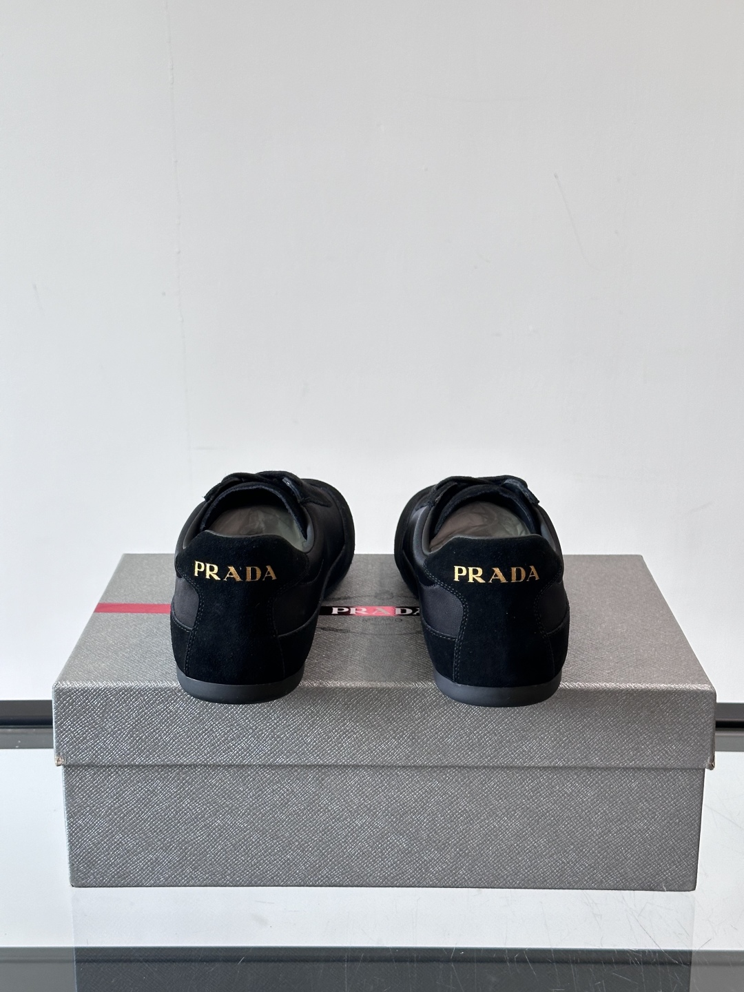 Prad*普拉达春夏新品男士高端运动鞋，这款运动鞋休闲百搭，选用头层牛皮打造，橡胶大底，脚感非常舒适，运