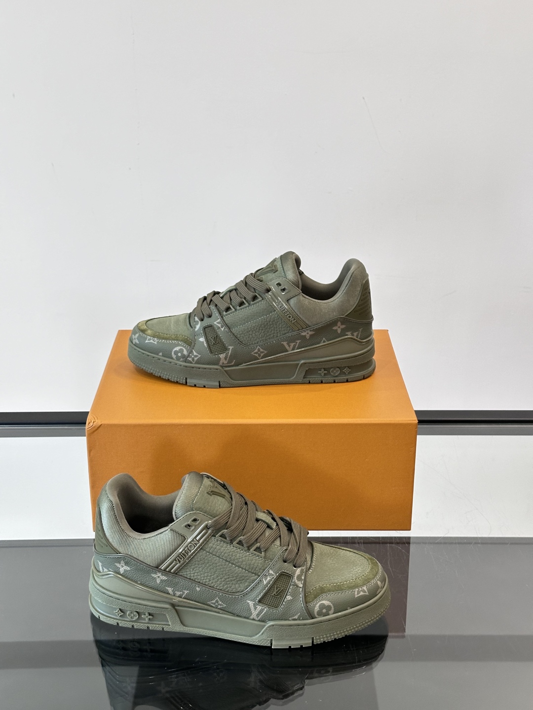 驴家 新配色 情侣款trainer运动鞋，本款 LV Trainer 运动鞋取材柔软粒面小牛皮，呈现纯净