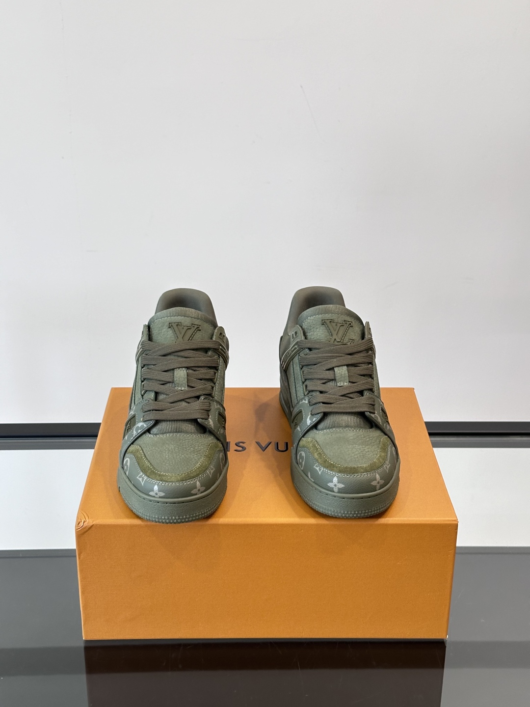 驴家 新配色 情侣款trainer运动鞋，本款 LV Trainer 运动鞋取材柔软粒面小牛皮，呈现纯净