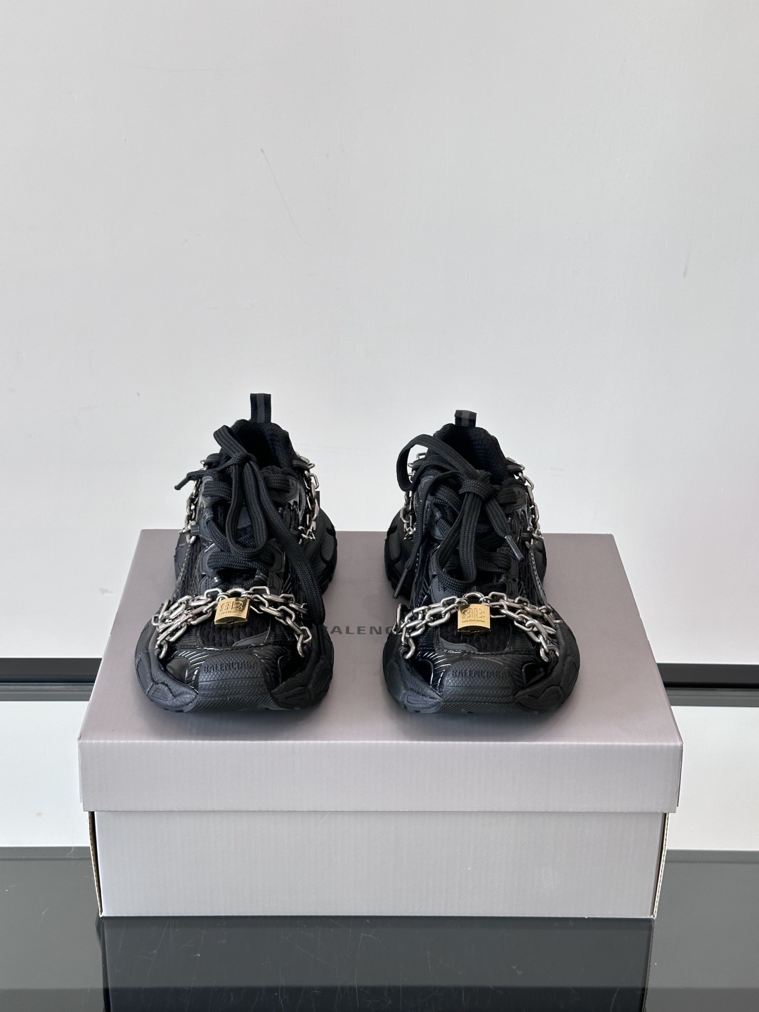 Balenciaga巴黎世家3XL全黑锁链🔒。颠覆想象,重塑经典当复古风潮与未来美学碰撞,Balenci