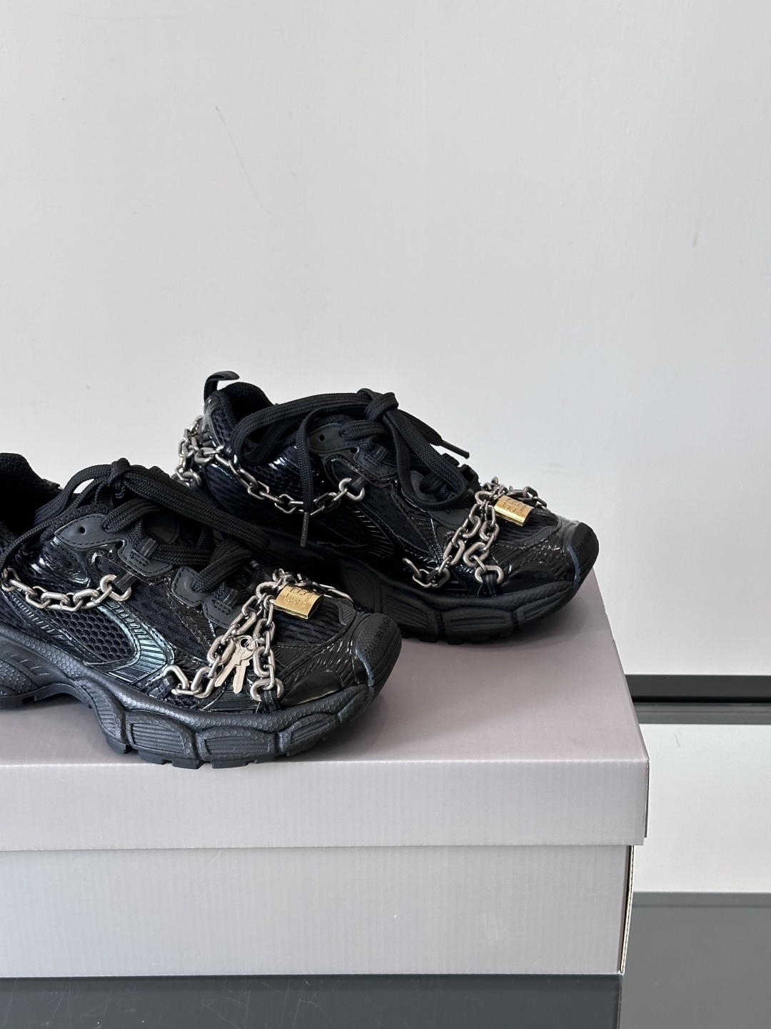 Balenciaga巴黎世家3XL全黑锁链🔒。颠覆想象,重塑经典当复古风潮与未来美学碰撞,Balenci