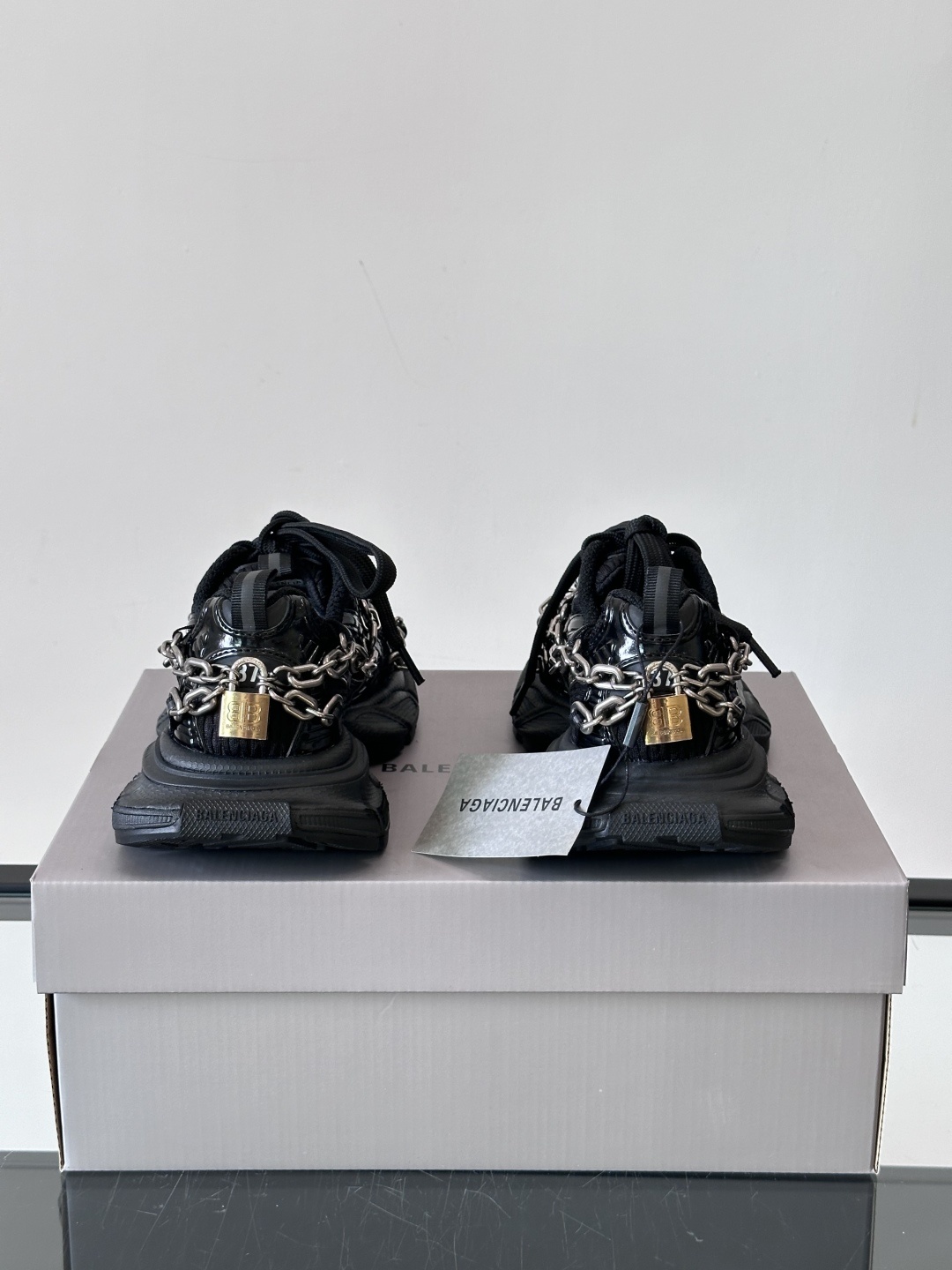 Balenciaga巴黎世家3XL全黑锁链🔒。颠覆想象,重塑经典当复古风潮与未来美学碰撞,Balenci
