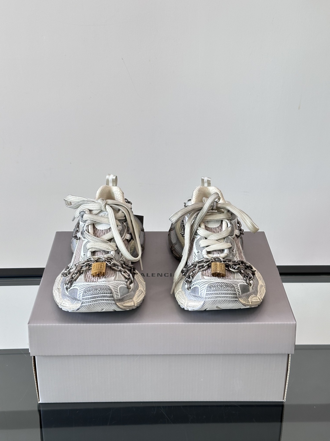 Balenciaga巴黎世家3XL全黑锁链🔒。颠覆想象,重塑经典当复古风潮与未来美学碰撞,Balenci