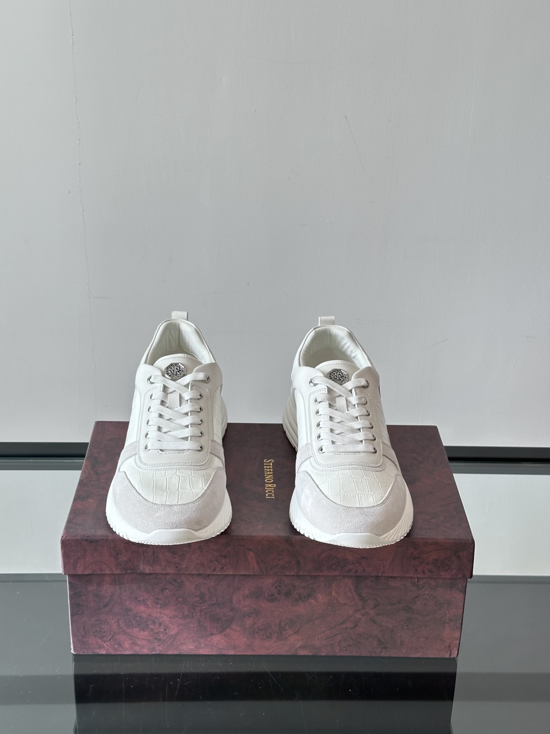 Stefano Ricci 史蒂芬高端奢侈品牌，男士休闲运动鞋，原版牛皮搭配绒面牛皮。质感高端细腻，内里