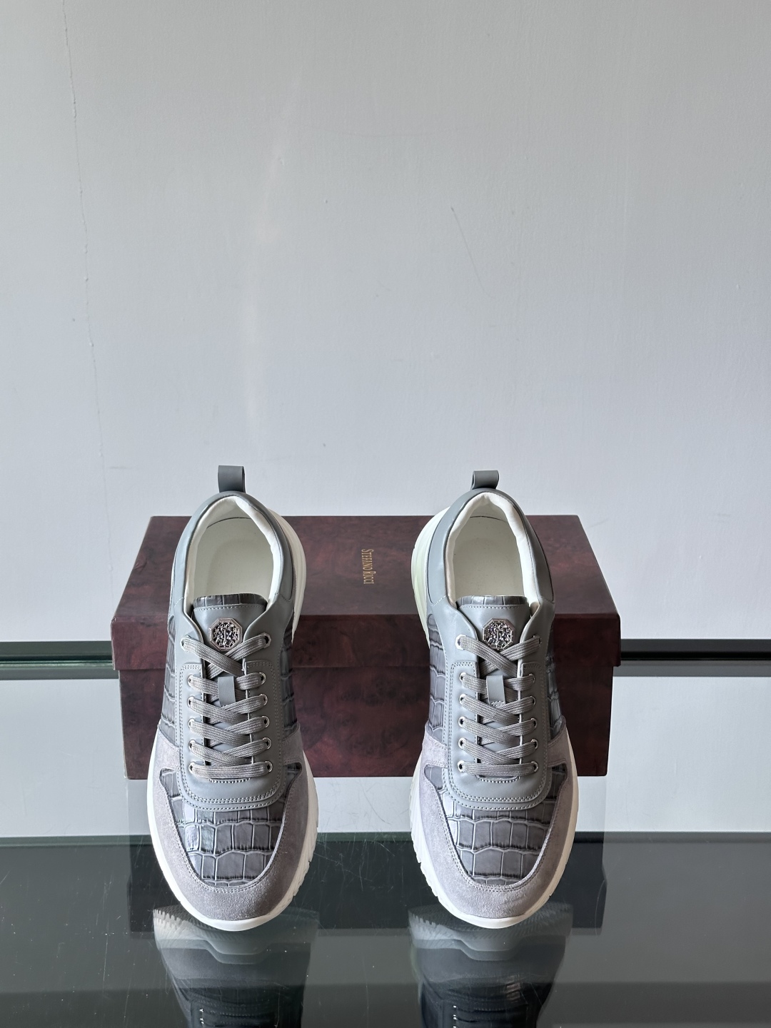 Stefano Ricci 史蒂芬高端奢侈品牌，男士休闲运动鞋，原版牛皮搭配绒面牛皮。质感高端细腻，内里