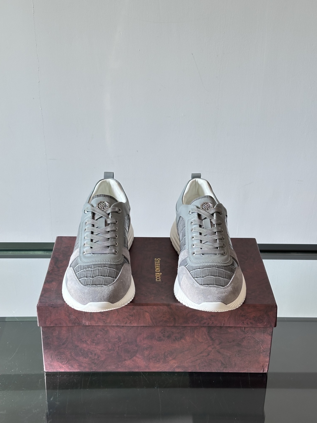 Stefano Ricci 史蒂芬高端奢侈品牌，男士休闲运动鞋，原版牛皮搭配绒面牛皮。质感高端细腻，内里