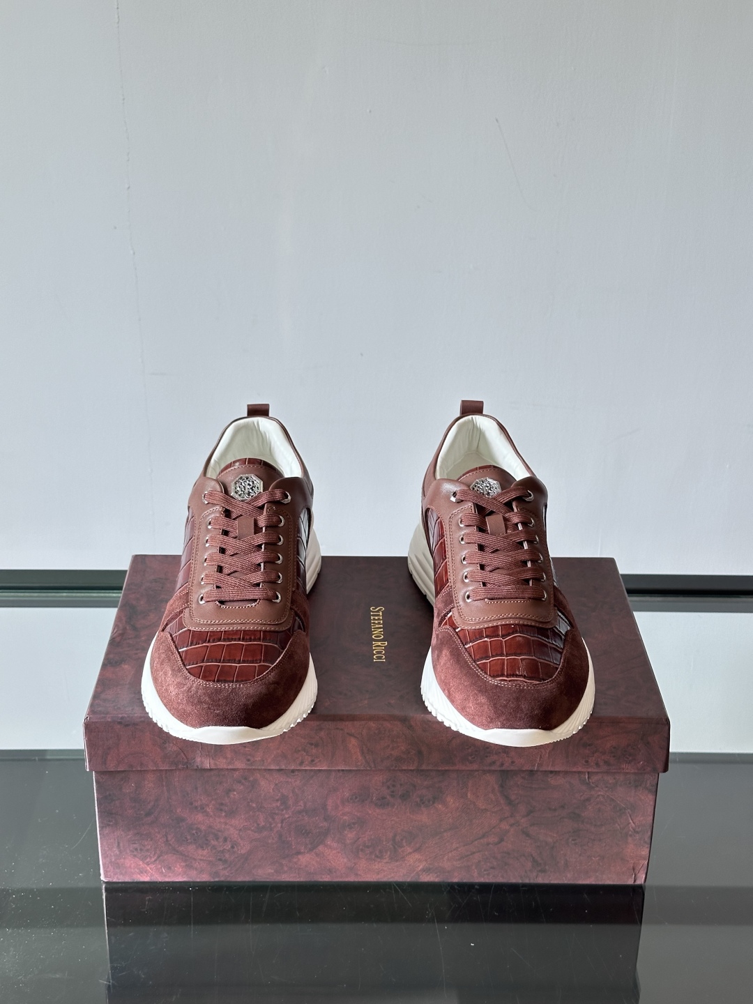 Stefano Ricci 史蒂芬高端奢侈品牌，男士休闲运动鞋，原版牛皮搭配绒面牛皮。质感高端细腻，内里