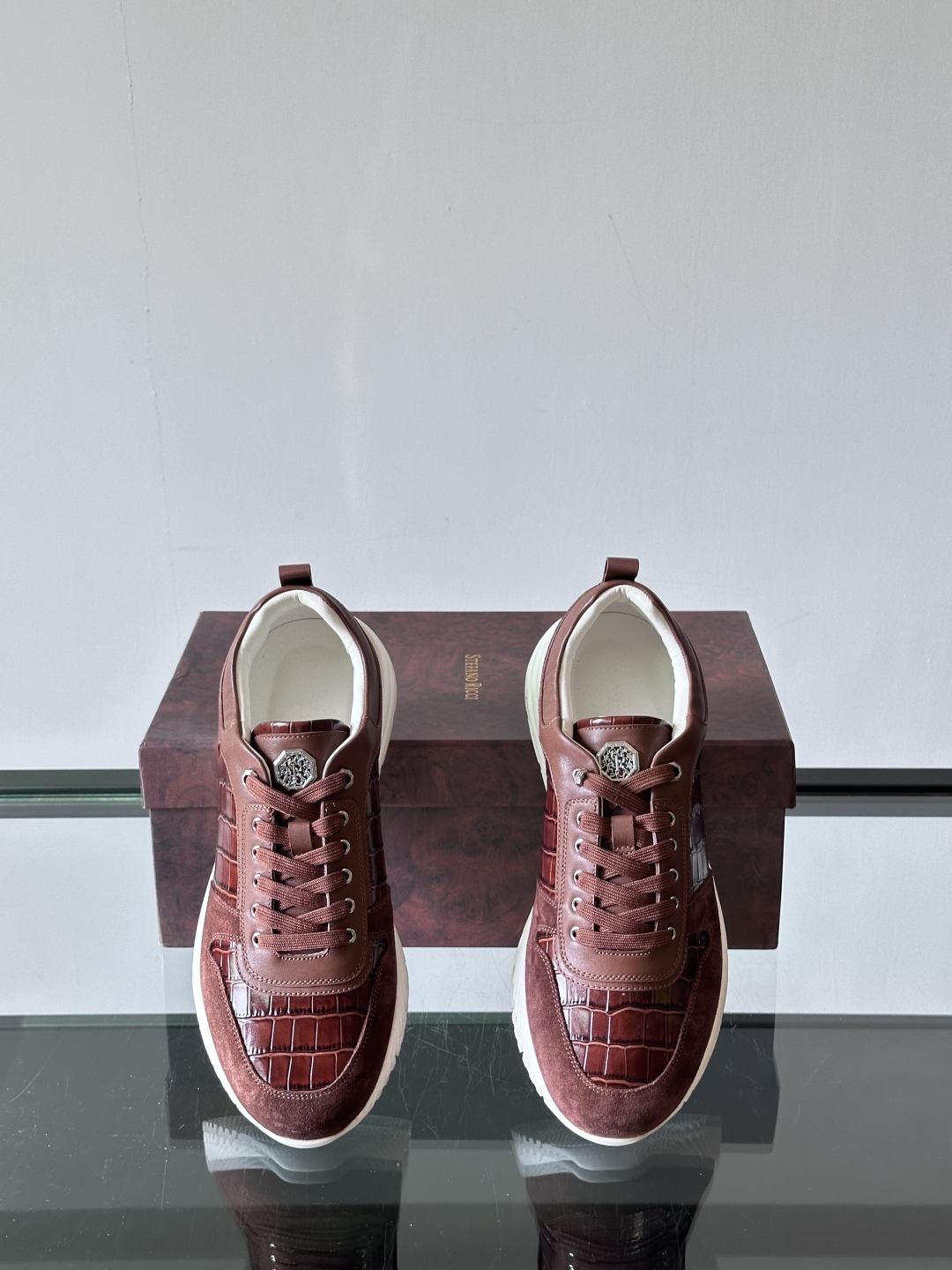 Stefano Ricci 史蒂芬高端奢侈品牌，男士休闲运动鞋，原版牛皮搭配绒面牛皮。质感高端细腻，内里
