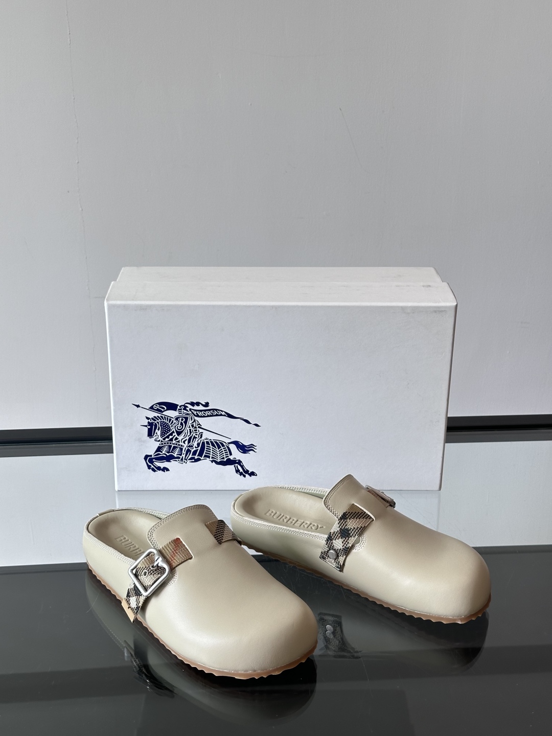 BURBERRY 博伯利新款博肯鞋
怎么会有如此轻便秀气的拖鞋
真的是无论正面看还是侧面看都好看极简的鞋