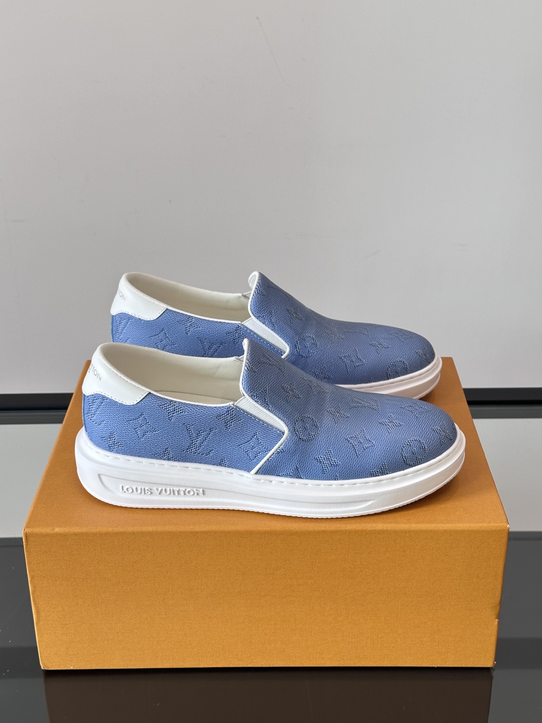 LOUIS VUITTON 路易威登 经典老花一脚登本款乐福鞋取材经典的 Damier GraPhite