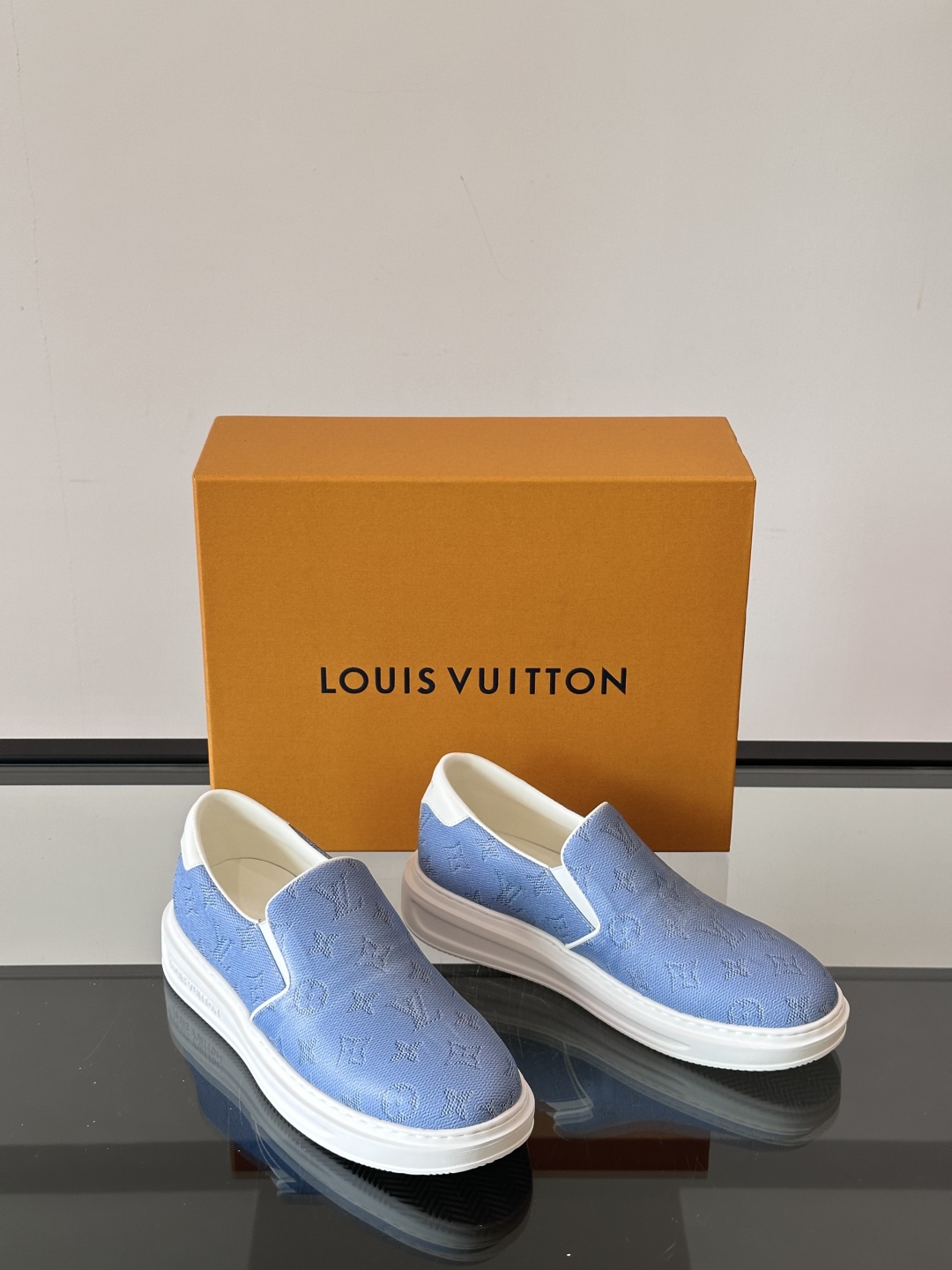 LOUIS VUITTON 路易威登 经典老花一脚登本款乐福鞋取材经典的 Damier GraPhite