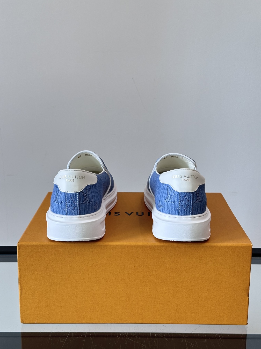 LOUIS VUITTON 路易威登 经典老花一脚登本款乐福鞋取材经典的 Damier GraPhite