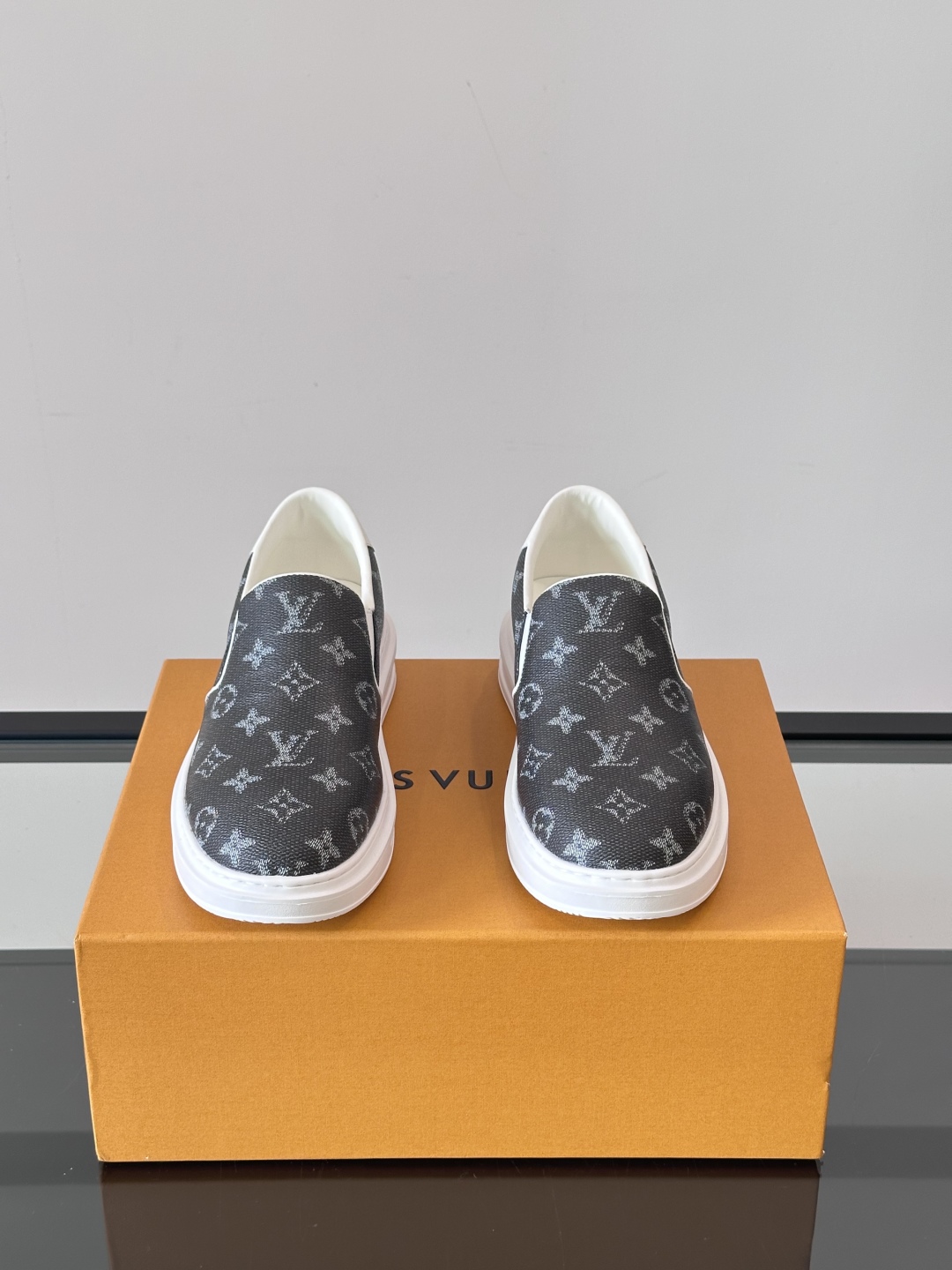 LOUIS VUITTON 路易威登 经典老花一脚登本款乐福鞋取材经典的 Damier GraPhite