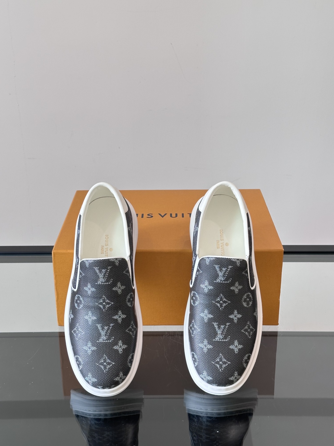 LOUIS VUITTON 路易威登 经典老花一脚登本款乐福鞋取材经典的 Damier GraPhite