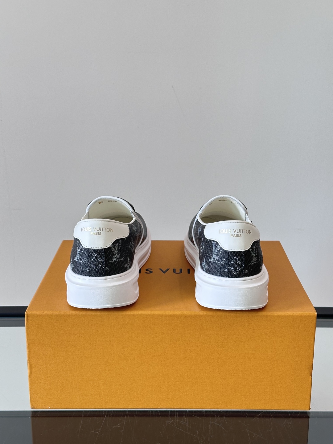LOUIS VUITTON 路易威登 经典老花一脚登本款乐福鞋取材经典的 Damier GraPhite