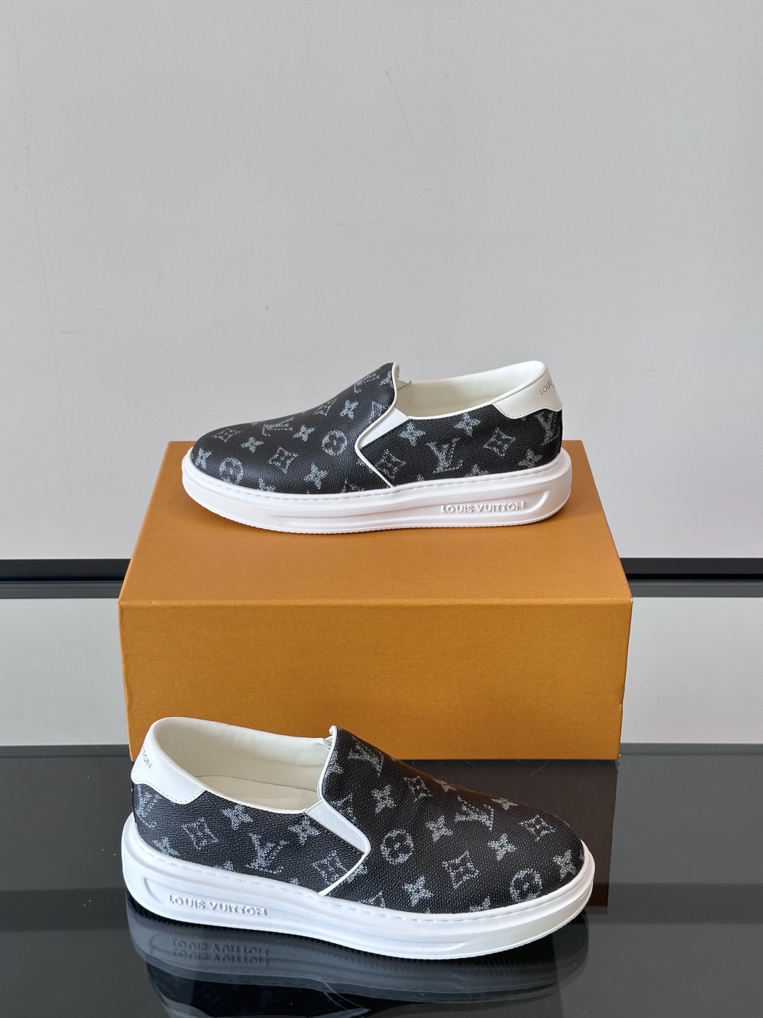LOUIS VUITTON 路易威登 经典老花一脚登本款乐福鞋取材经典的 Damier GraPhite