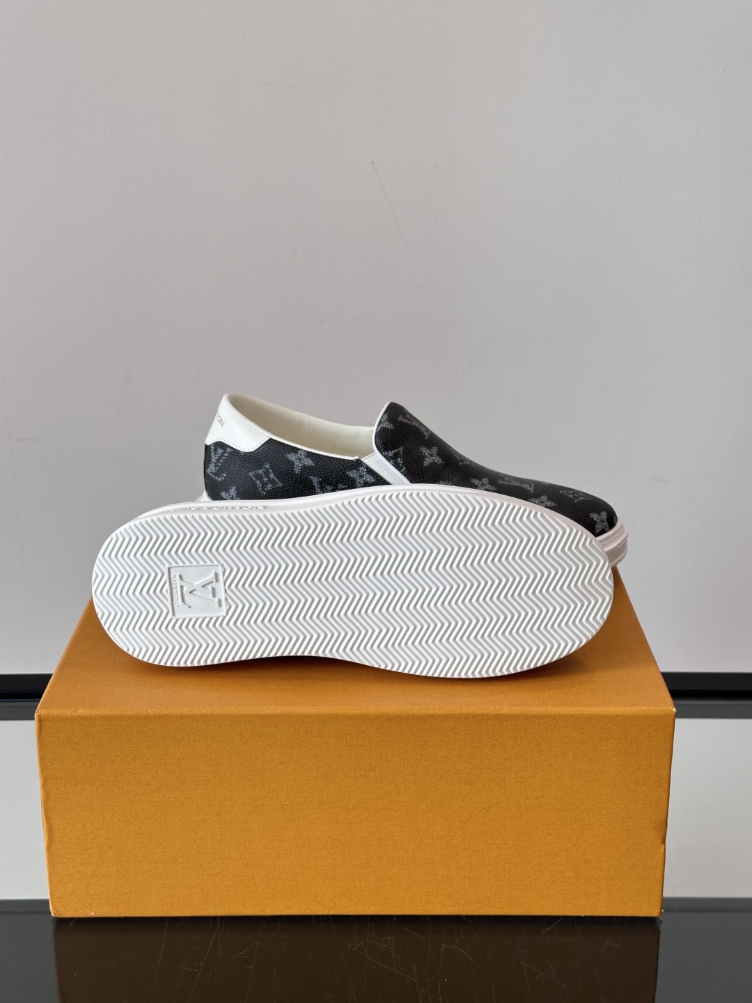 LOUIS VUITTON 路易威登 经典老花一脚登本款乐福鞋取材经典的 Damier GraPhite