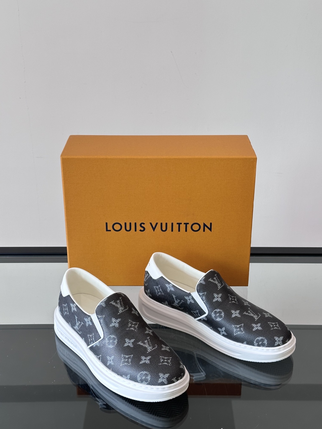 LOUIS VUITTON 路易威登 经典老花一脚登本款乐福鞋取材经典的 Damier GraPhite