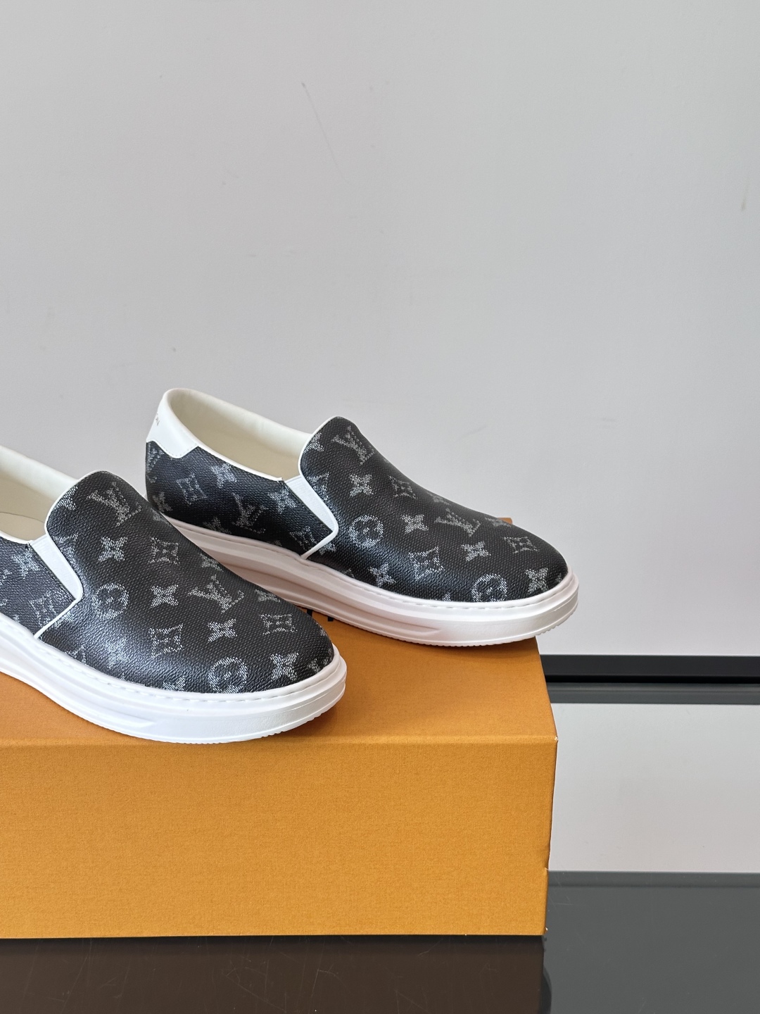 LOUIS VUITTON 路易威登 经典老花一脚登本款乐福鞋取材经典的 Damier GraPhite