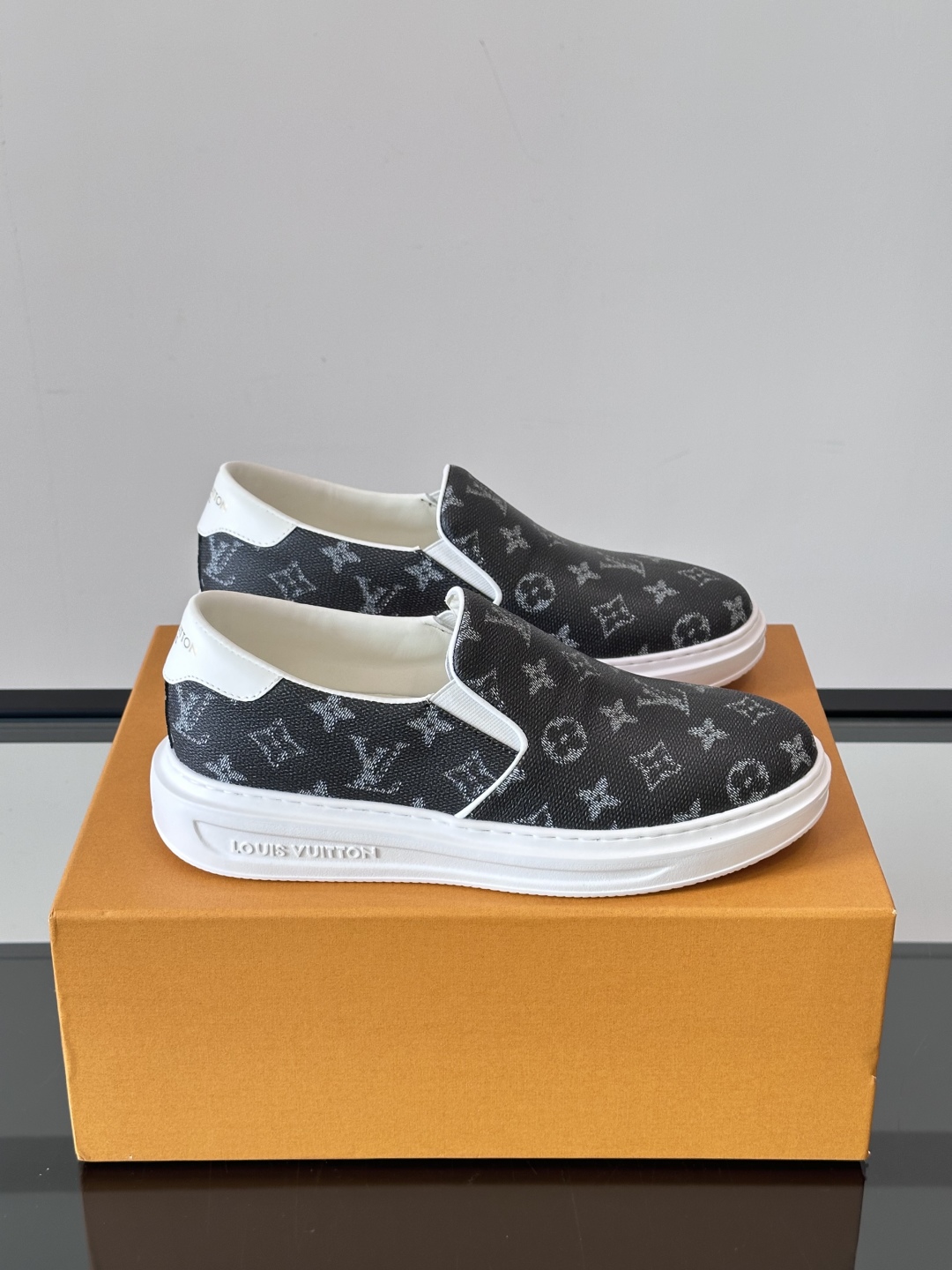 LOUIS VUITTON 路易威登 经典老花一脚登本款乐福鞋取材经典的 Damier GraPhite