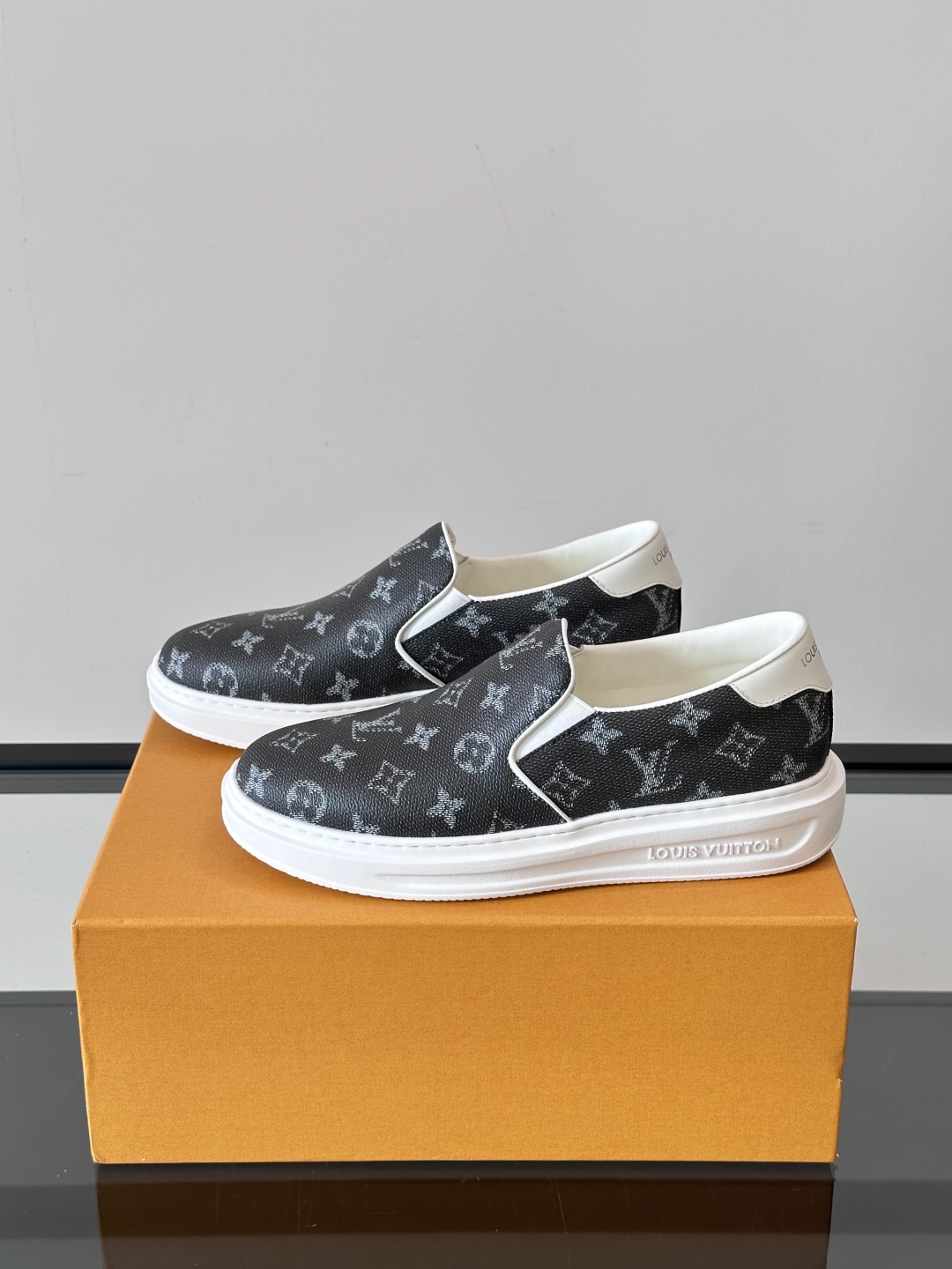 LOUIS VUITTON 路易威登 经典老花一脚登本款乐福鞋取材经典的 Damier GraPhite