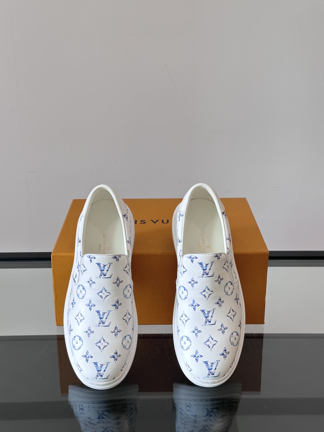 LOUIS VUITTON 路易威登 经典老花一脚登本款乐福鞋取材经典的 Damier GraPhite