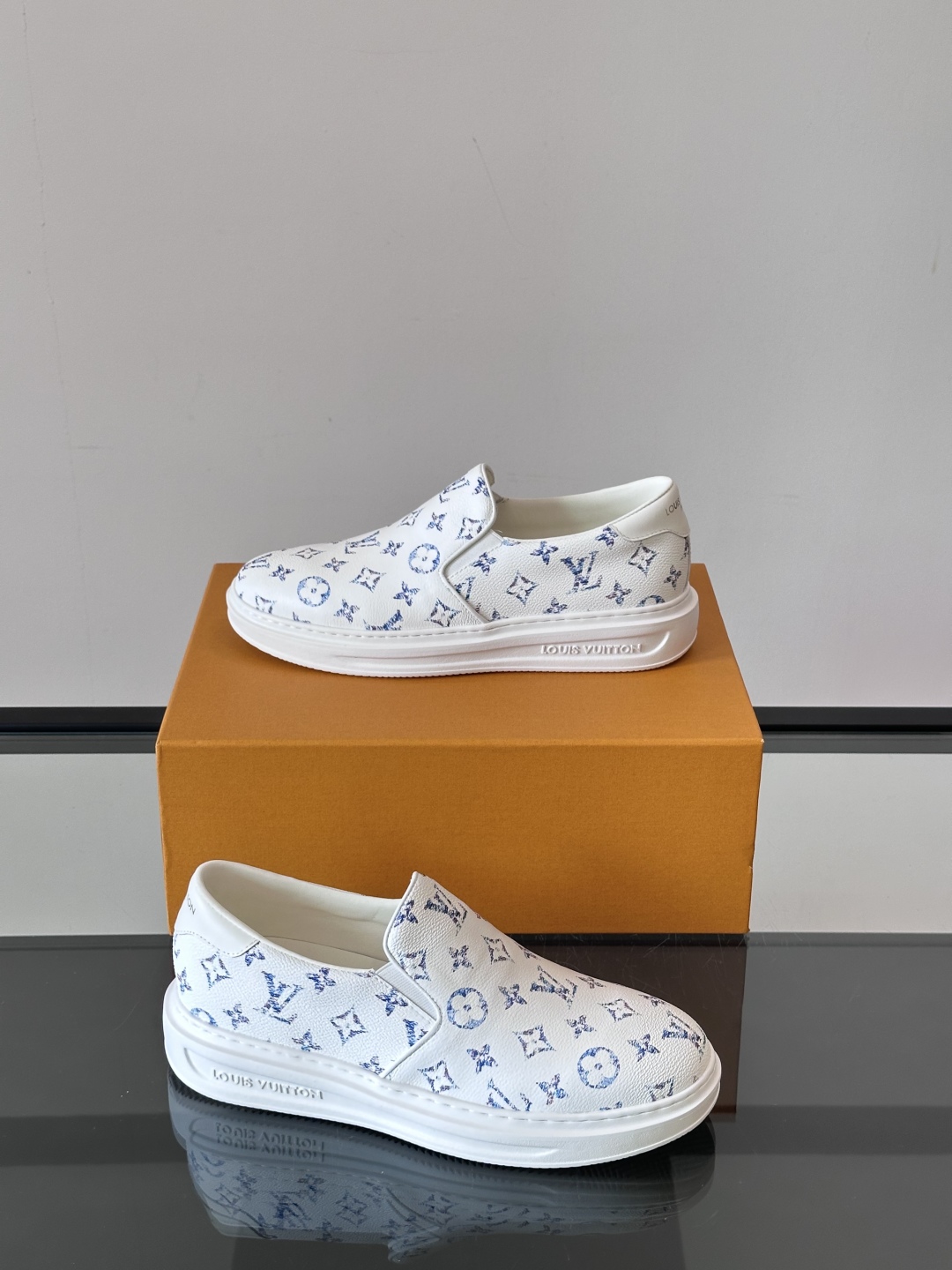 LOUIS VUITTON 路易威登 经典老花一脚登本款乐福鞋取材经典的 Damier GraPhite
