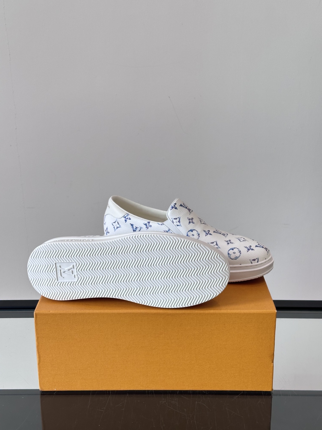 LOUIS VUITTON 路易威登 经典老花一脚登本款乐福鞋取材经典的 Damier GraPhite