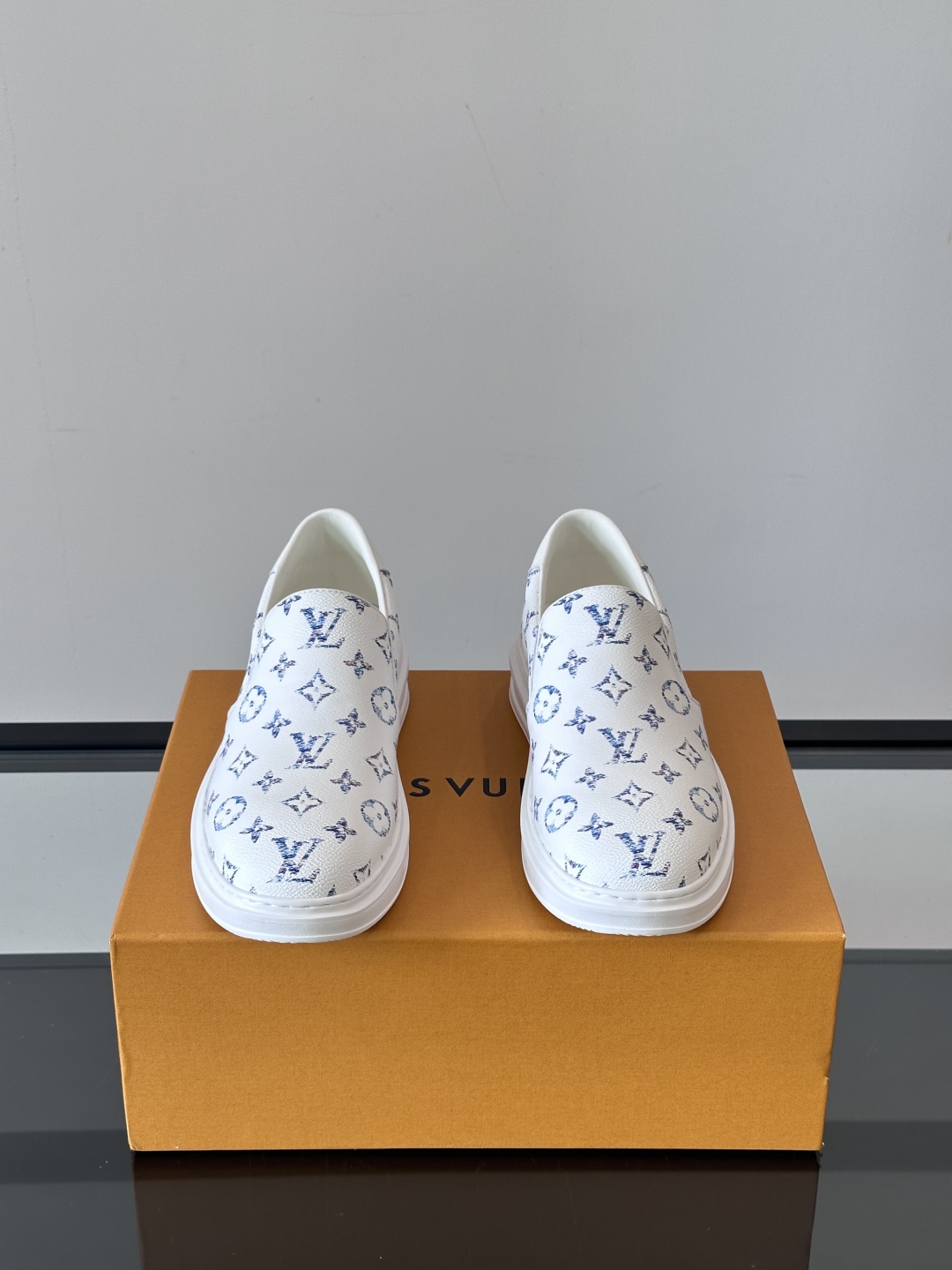 LOUIS VUITTON 路易威登 经典老花一脚登本款乐福鞋取材经典的 Damier GraPhite