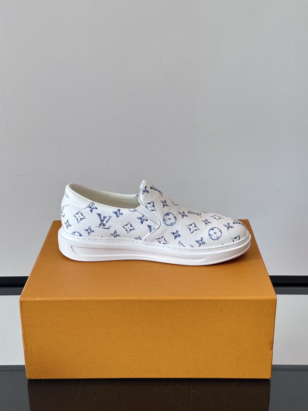 LOUIS VUITTON 路易威登 经典老花一脚登本款乐福鞋取材经典的 Damier GraPhite