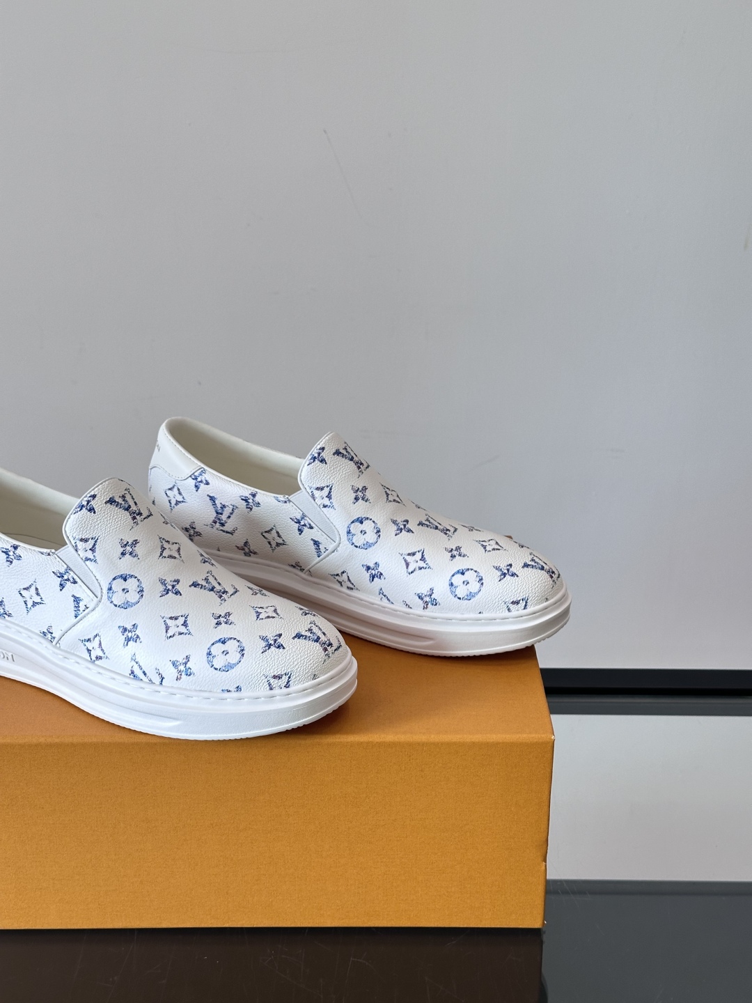 LOUIS VUITTON 路易威登 经典老花一脚登本款乐福鞋取材经典的 Damier GraPhite