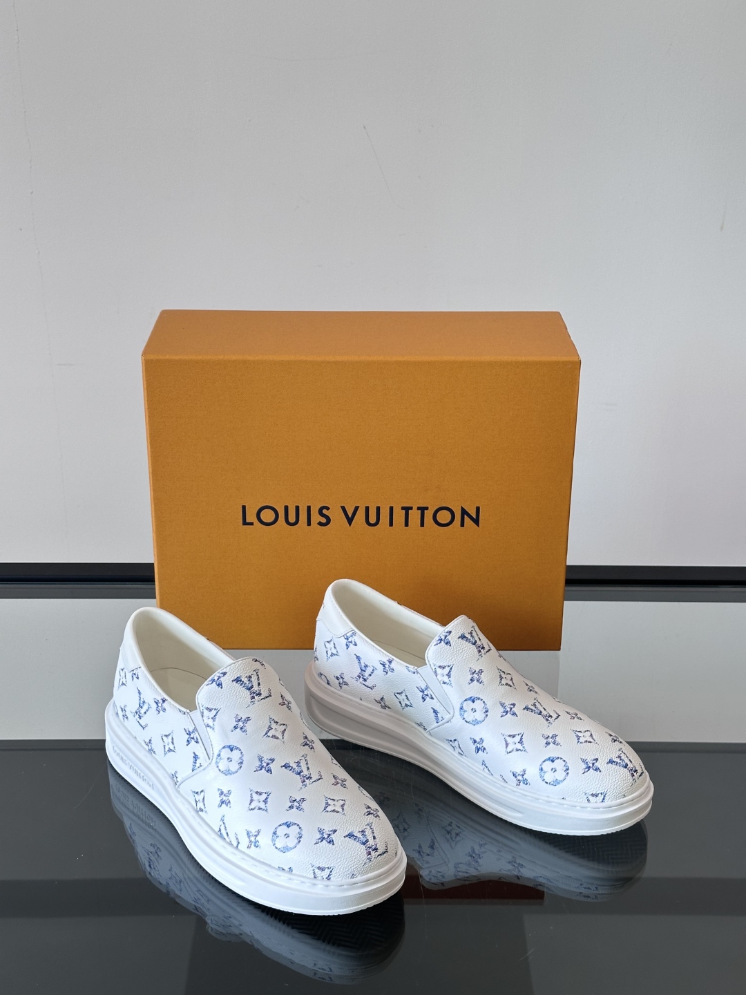 LOUIS VUITTON 路易威登 经典老花一脚登本款乐福鞋取材经典的 Damier GraPhite