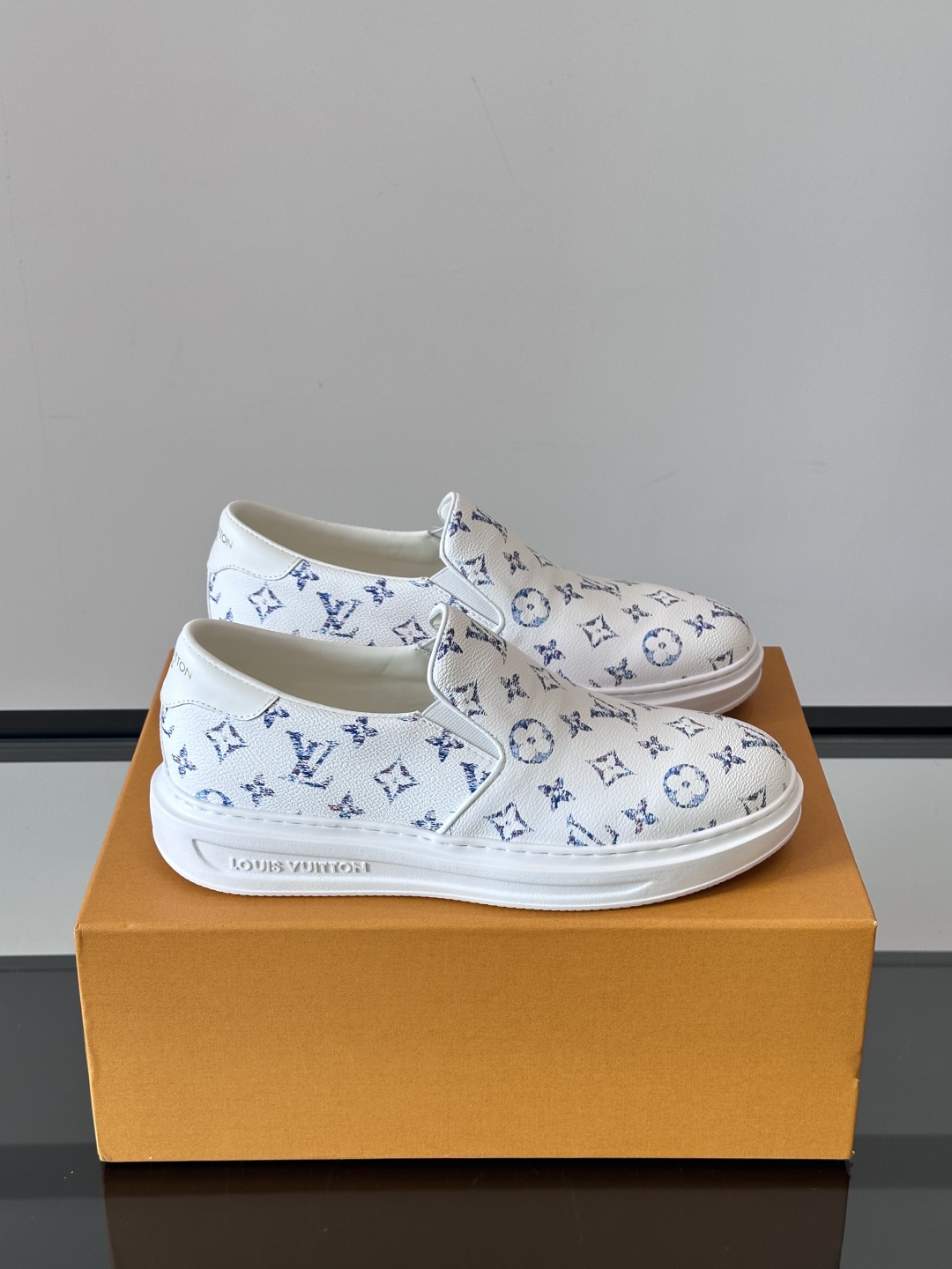LOUIS VUITTON 路易威登 经典老花一脚登本款乐福鞋取材经典的 Damier GraPhite
