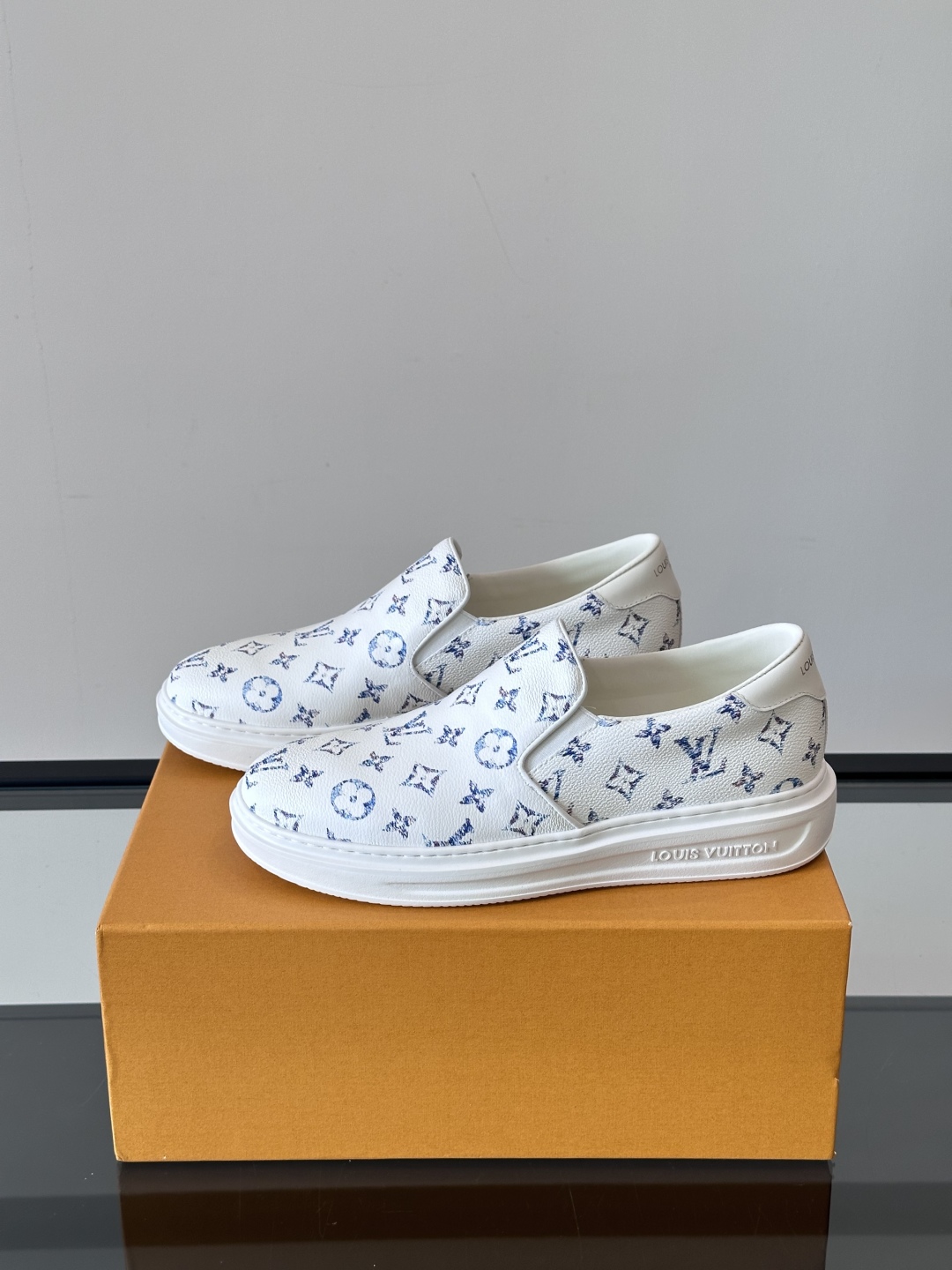 LOUIS VUITTON 路易威登 经典老花一脚登本款乐福鞋取材经典的 Damier GraPhite