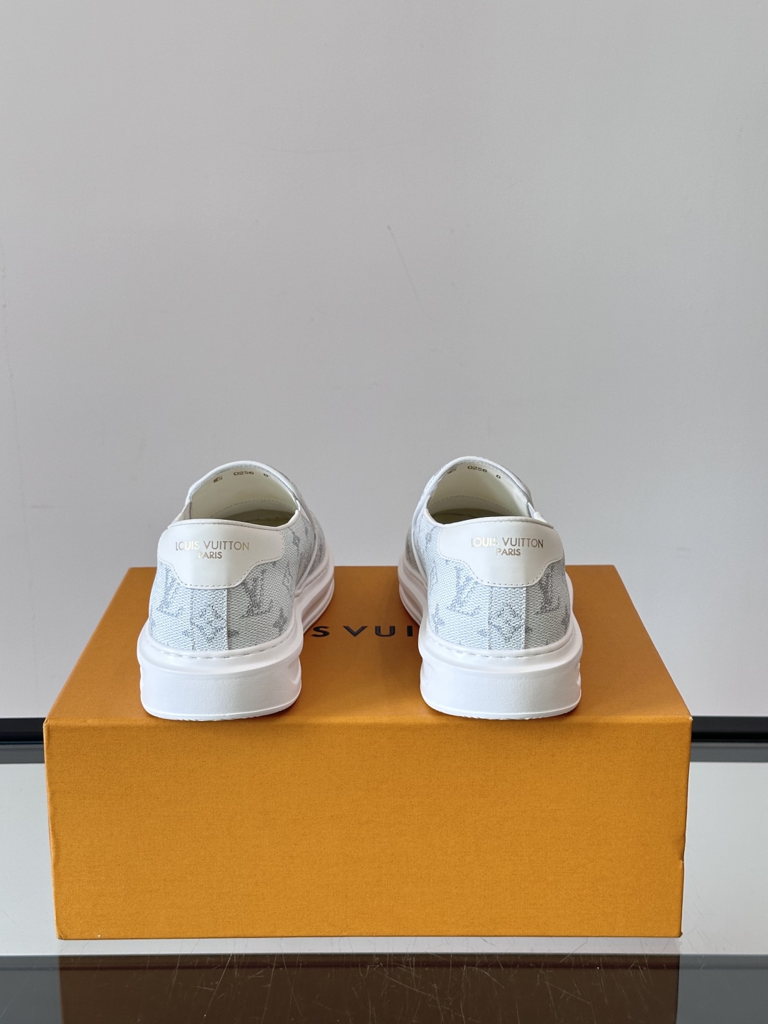 LOUIS VUITTON 路易威登 经典老花一脚登本款乐福鞋取材经典的 Damier GraPhite