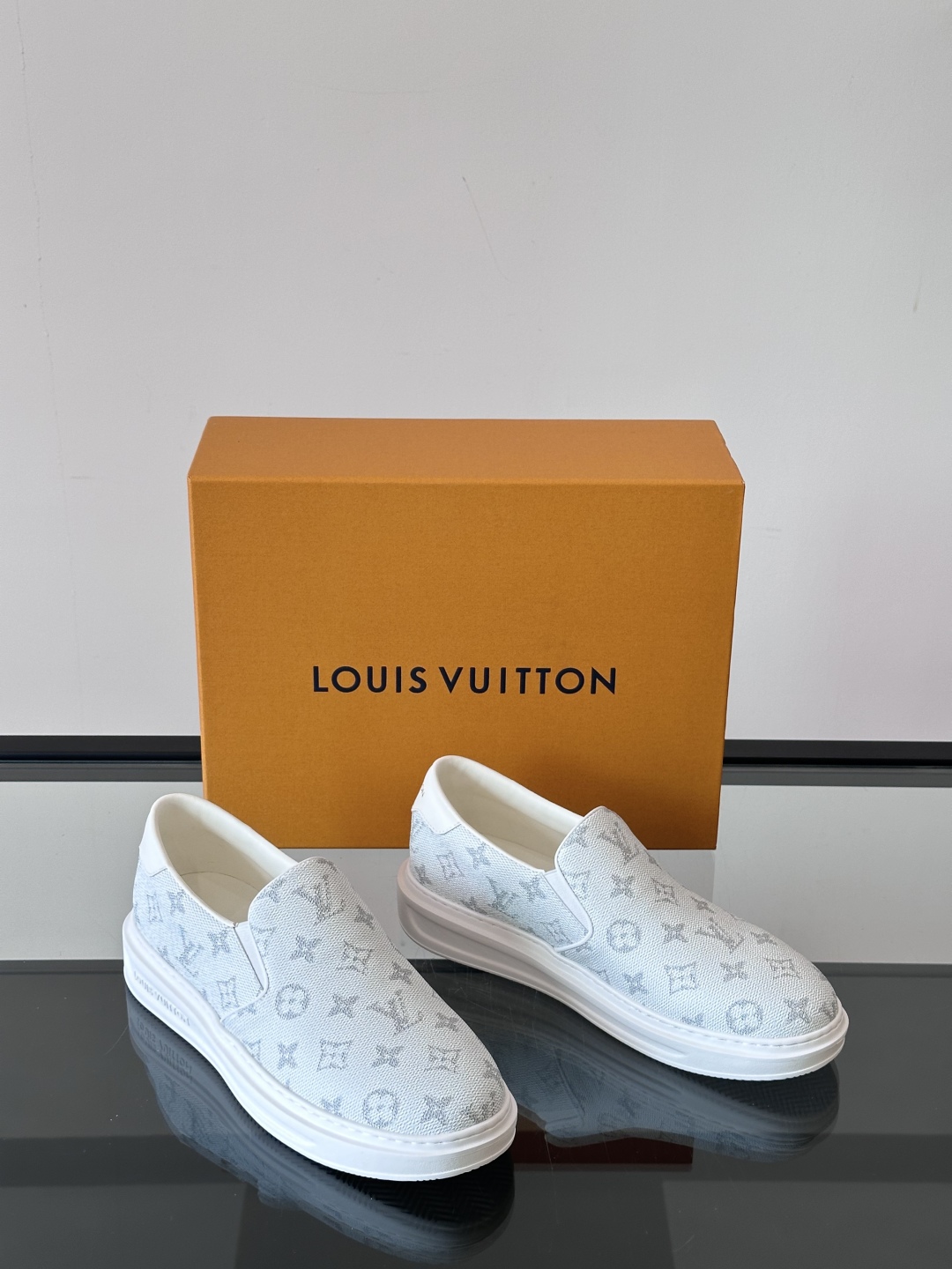LOUIS VUITTON 路易威登 经典老花一脚登本款乐福鞋取材经典的 Damier GraPhite