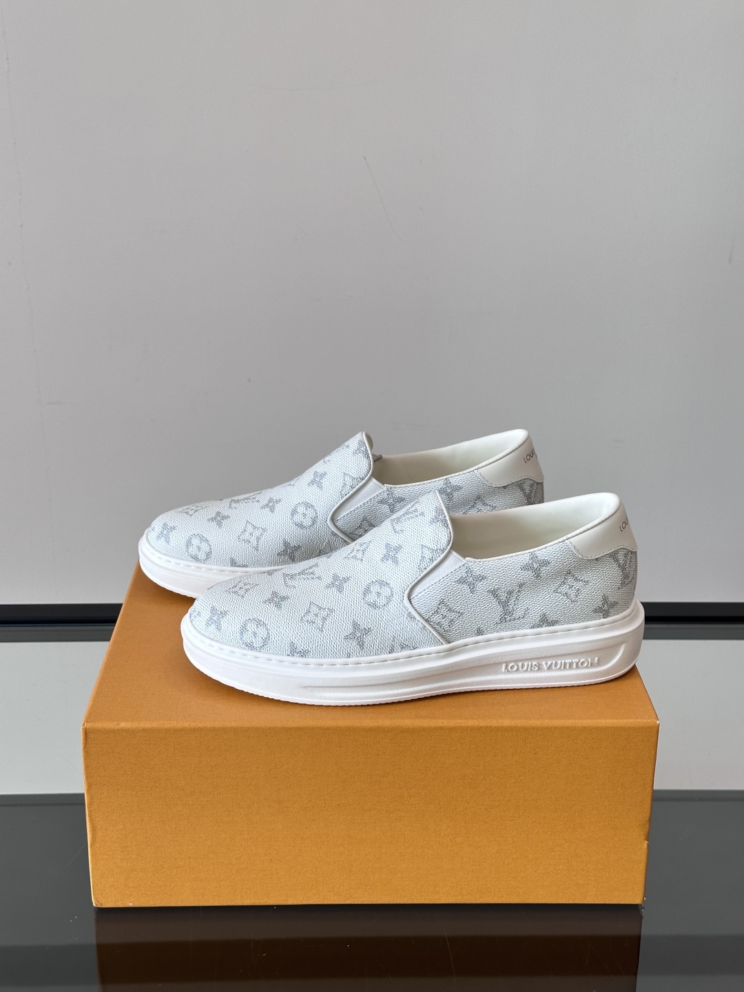 LOUIS VUITTON 路易威登 经典老花一脚登本款乐福鞋取材经典的 Damier GraPhite