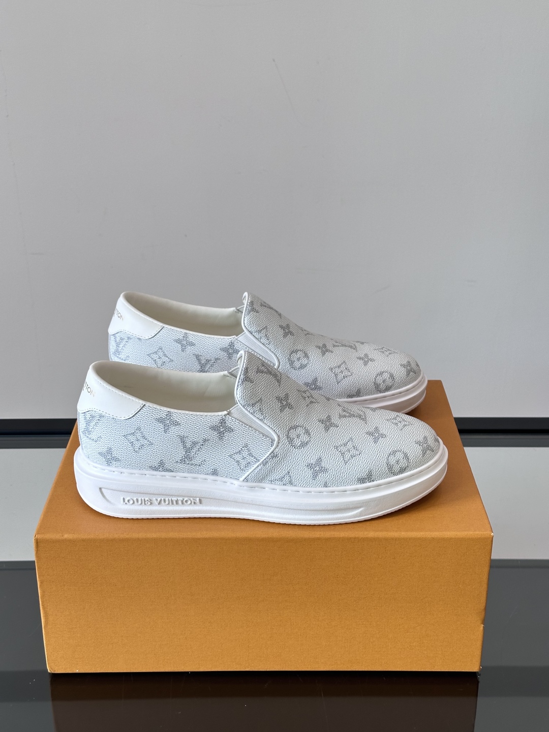 LOUIS VUITTON 路易威登 经典老花一脚登本款乐福鞋取材经典的 Damier GraPhite