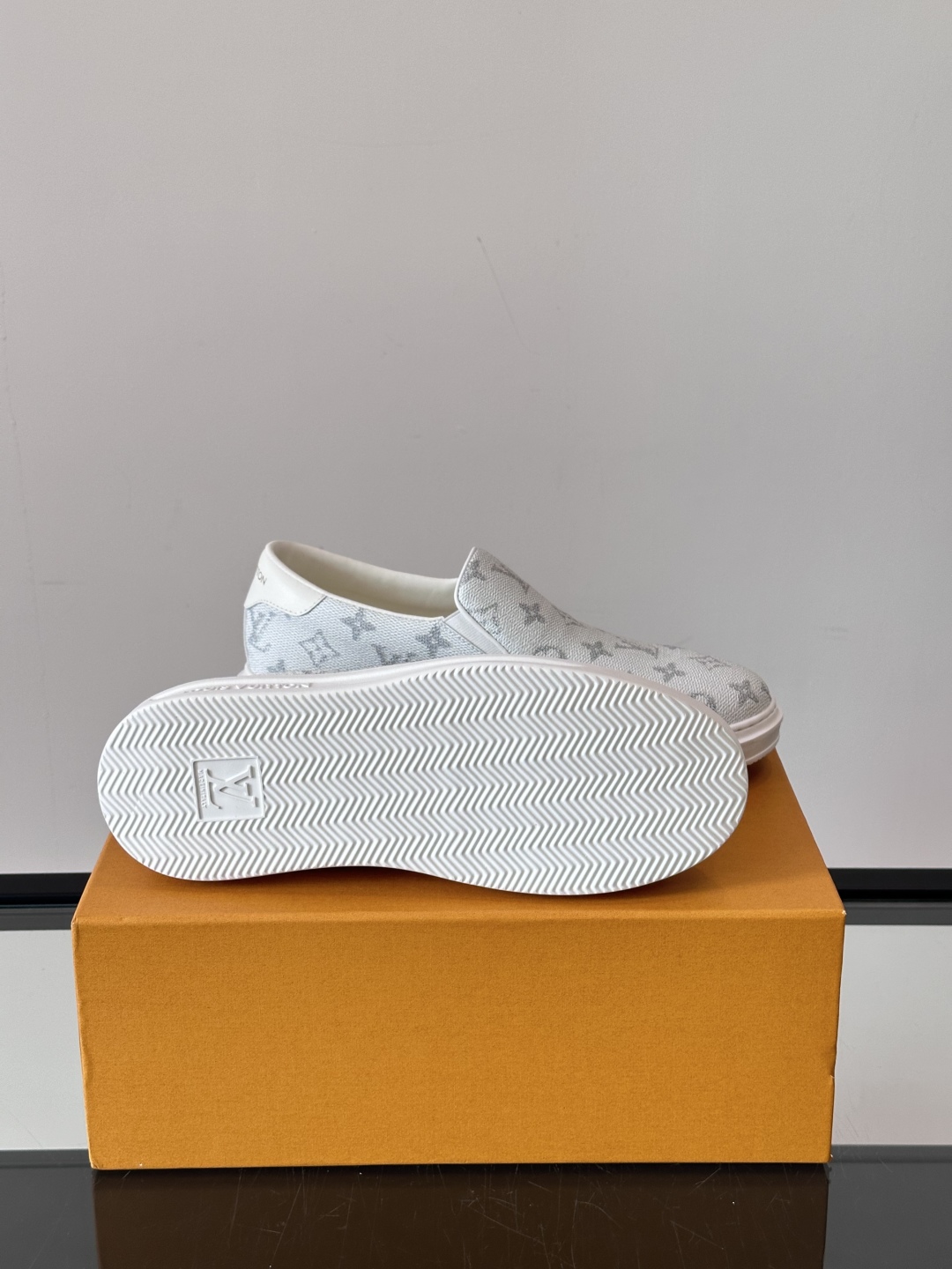 LOUIS VUITTON 路易威登 经典老花一脚登本款乐福鞋取材经典的 Damier GraPhite