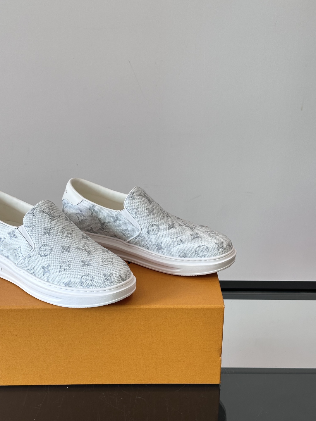 LOUIS VUITTON 路易威登 经典老花一脚登本款乐福鞋取材经典的 Damier GraPhite