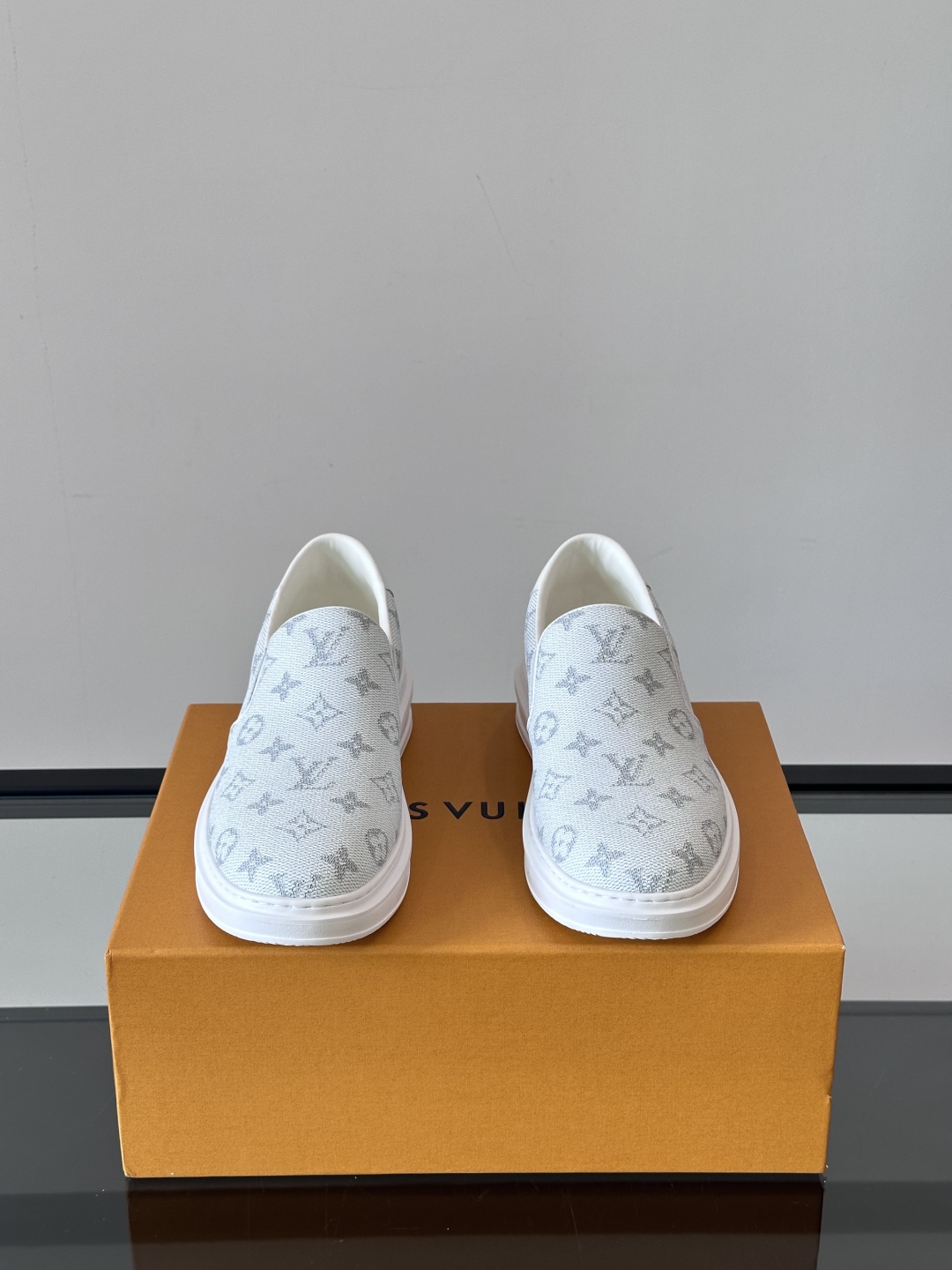 LOUIS VUITTON 路易威登 经典老花一脚登本款乐福鞋取材经典的 Damier GraPhite