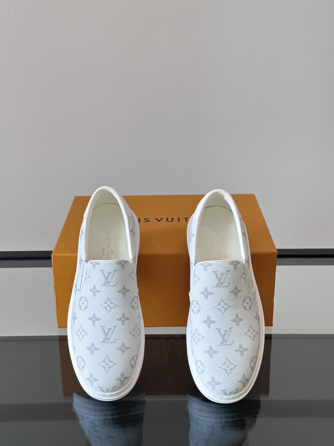 LOUIS VUITTON 路易威登 经典老花一脚登本款乐福鞋取材经典的 Damier GraPhite