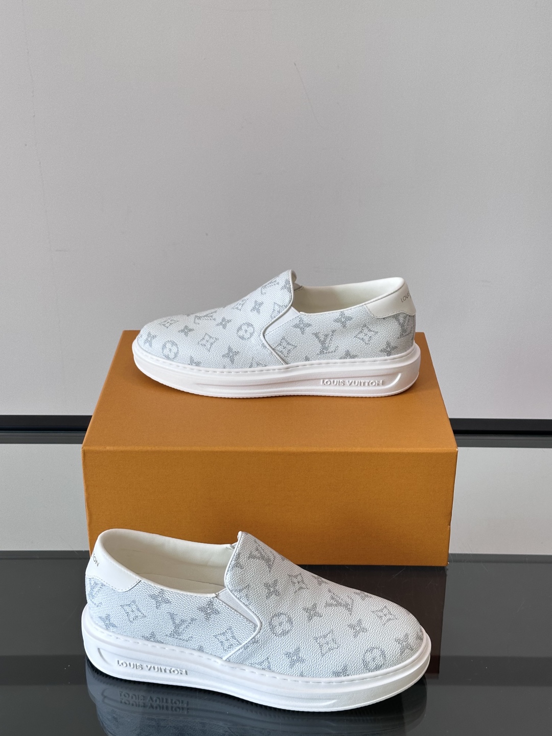 LOUIS VUITTON 路易威登 经典老花一脚登本款乐福鞋取材经典的 Damier GraPhite